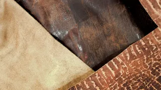 Tres recortes de cuero superpuestos: uno afelpado color arena, uno engrasado marrón oscuro con brillo y uno estampado en tonos rojizos
